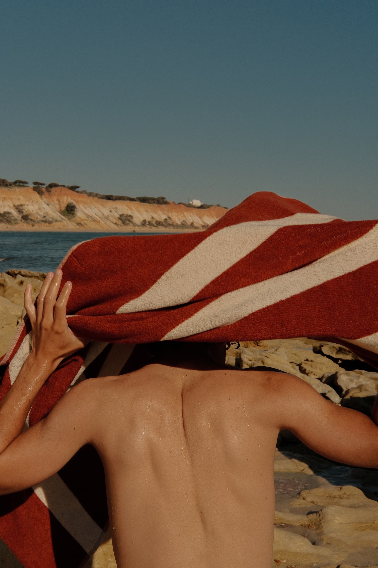 Ruben wearing brasa Terracotta Towel on his back